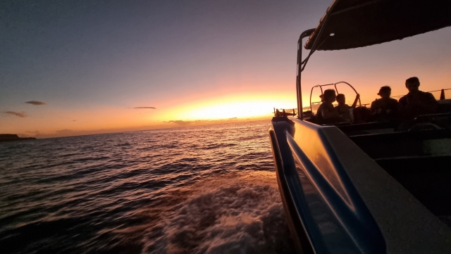  Admire los colores del cielo al atardecer duranle el viaje en barco 