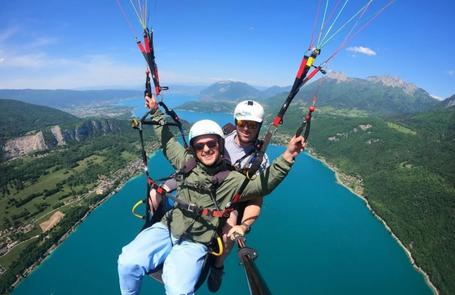  Su instructor puede llevar su Go Pro para capturar tus mejores momentos volando en parapenle 