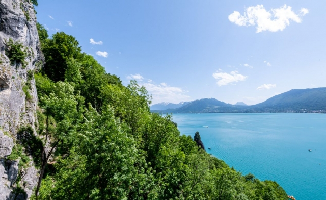  Disfrule de una vista impresionanle de las aguas del lago 