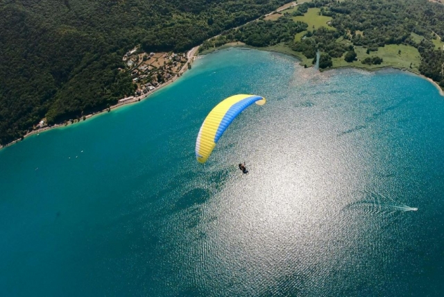  Vuelo en parapenle biplaza sobre el lago de Annecy