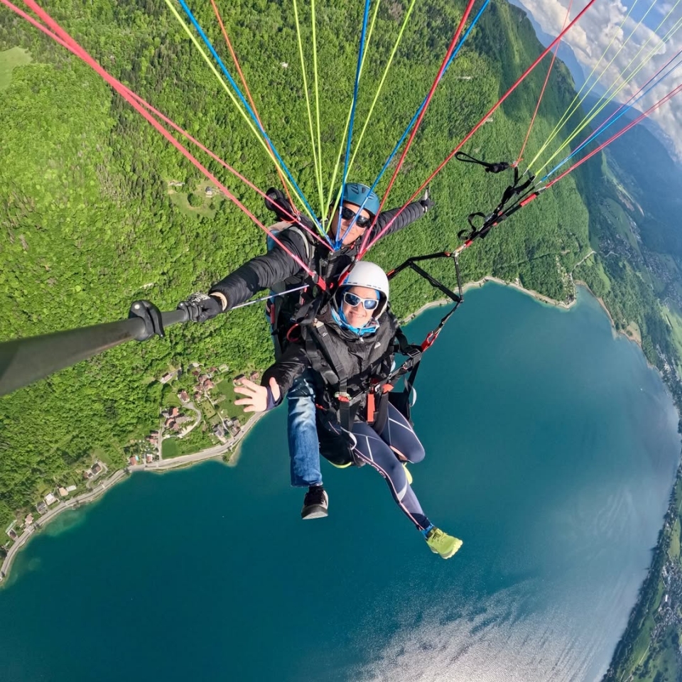 Embárcate en una aventura en parapente acompañado de un instructor certificado por el estado 