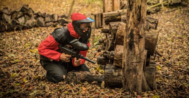  Protégele detrás de las barricadas para recargar su paintball