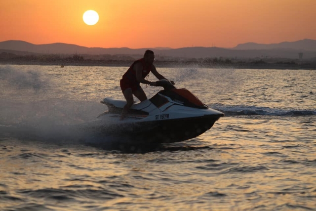  Descubra la costa de Hérault en moto de agua
