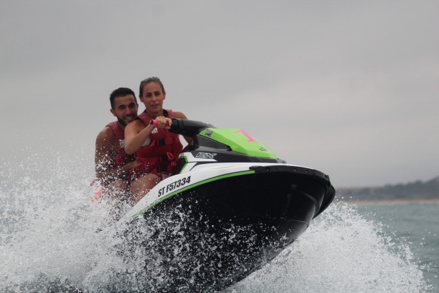 Venga y prueba la increíble adrenalina en su jet ski 