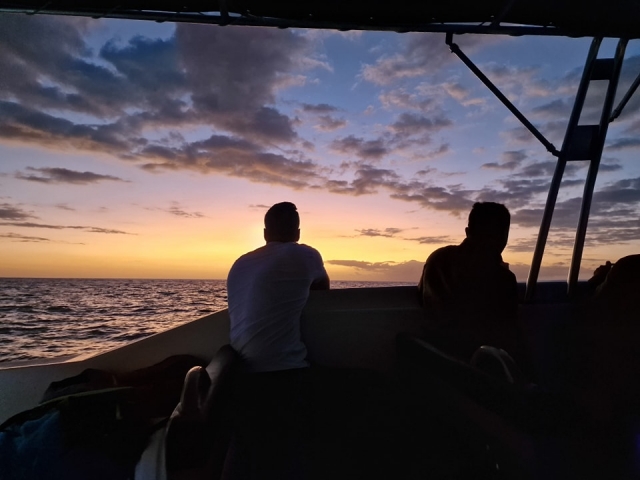 Magnífica vista del atardecer sobre las aguas del océano 