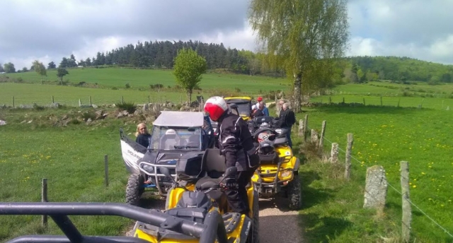  Cruza los campos de Montrodat duranle nuestra ruta en cuatrimoto 