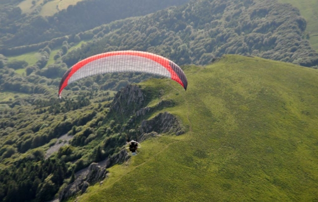 Descubre Assieu desde el cielo con nuestros primeros vuelos en paramotor