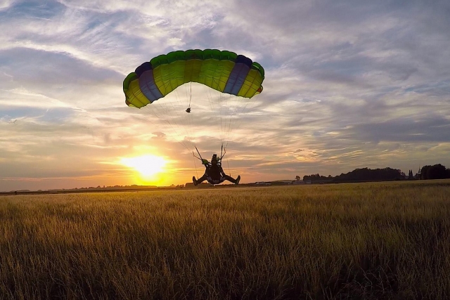  Aterrizando al atardecer