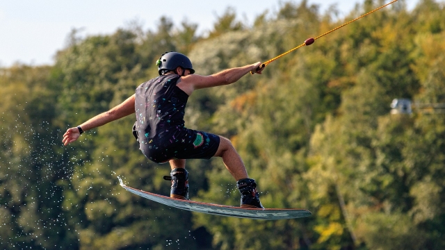  Venga a descubrir el wake foil junto a nosotros 