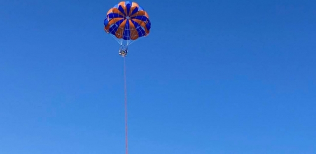 Disfruta de sensaciones extremas a 50 metros de altura en parasailing 