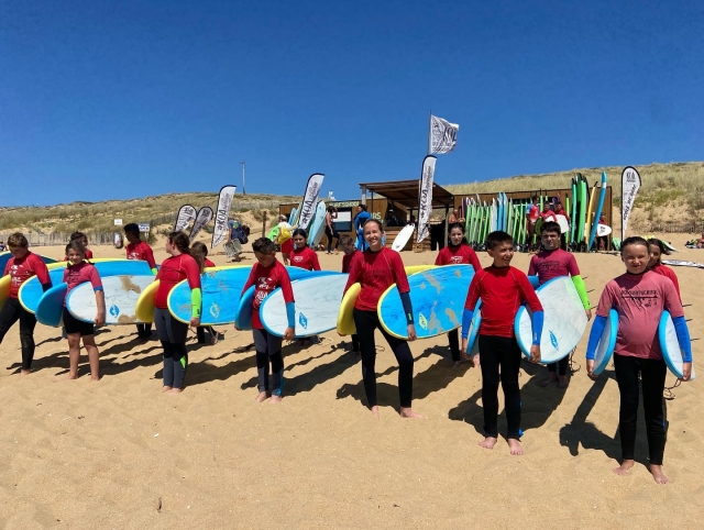  Toma el Mar abierto en La Tranche sur Mer a bordo de su tabla de surf.