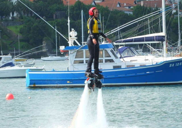 El flyboard requiere concentración y agilidad