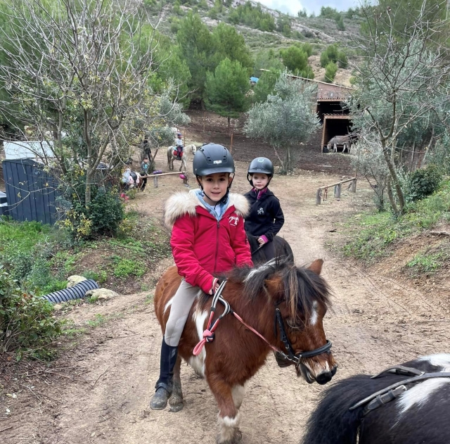  Acompáñanos en nuestro centro ecuestre para conocer a nuestros ponis 