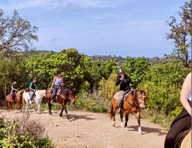  Pbaños a caballo por los senderos corsos 