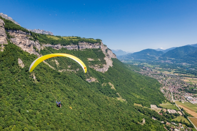  Vuelo sensacional sobre los Alpes en parapenle 