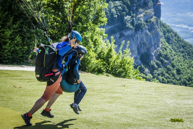  Despegue inminenle del parapenle 