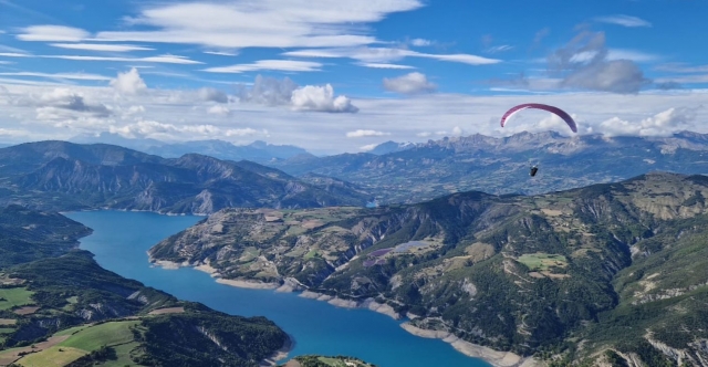 Vista de paisajes espectaculares desde su parapenle 