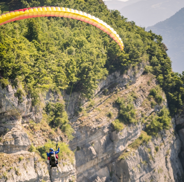¡Descubre panoramas excepcionales mientras vuelas en parapenle!
