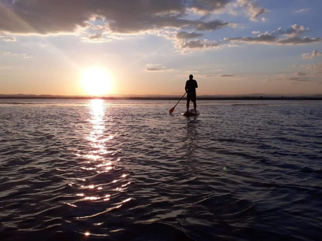  La excursión de día completo le permitirá observar el atardecer sobre el agua.
