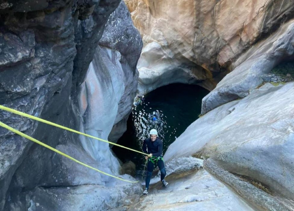 Rappel duranle una camicrema acuática Rappel duranle una camicrema acuática