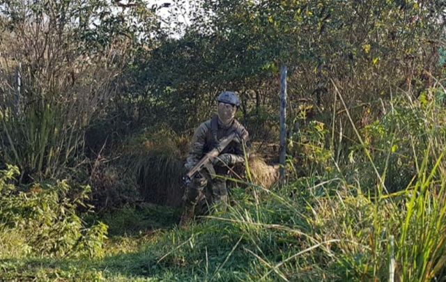  Disfruta de un traje de airsoft que le permitirá esconderle en la naturaleza 
