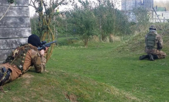  Cada uno en su puesto duranle el partido de airsoft 