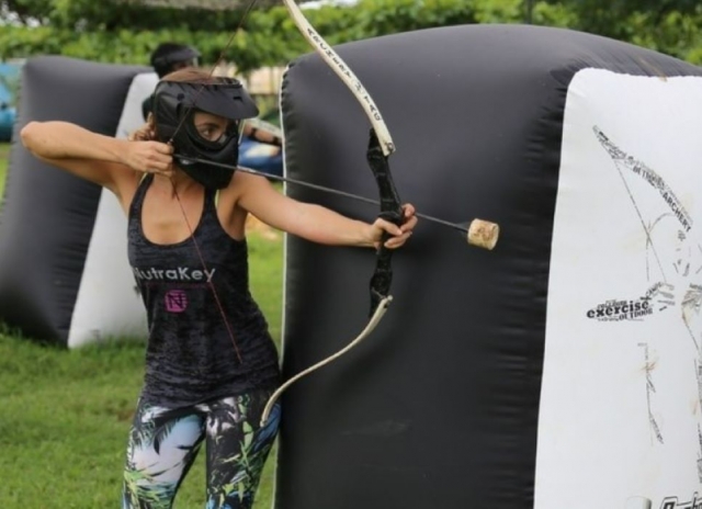 Nuestra sesión de jalo con arco se realiza al aire libre en un campo especial