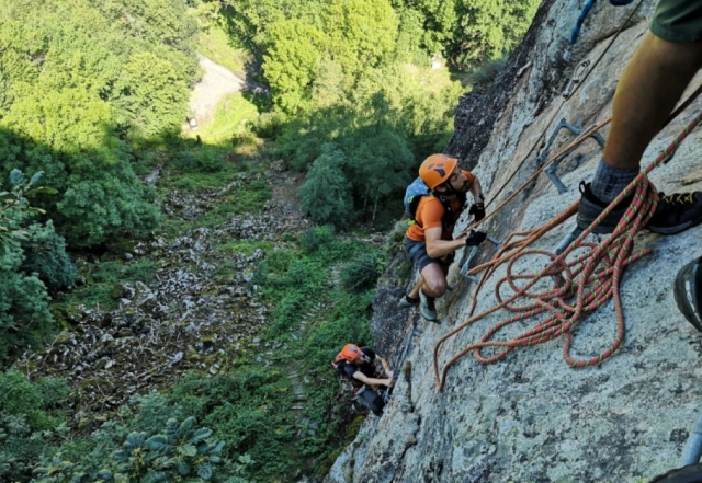 Escalando las montañas, la vista le recompensará 
