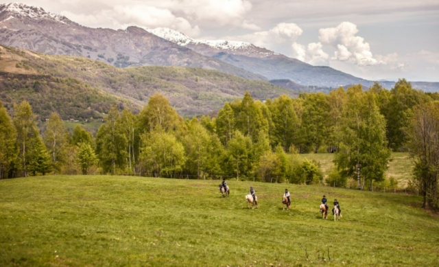 Pbaños a caballo en las colinas de Peilhac
