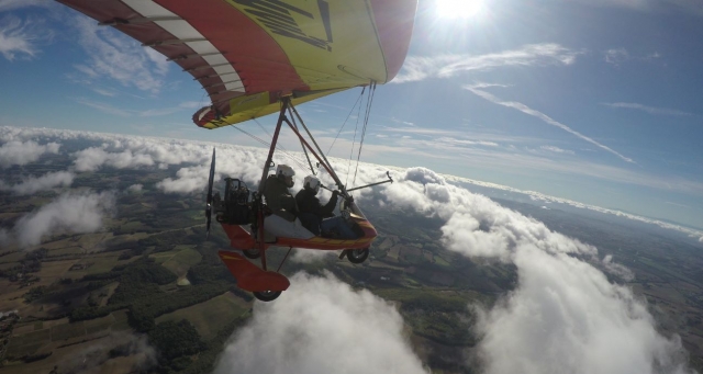 Entre las nubes en un ULM, ¡una inmersión aérea espectacular! 