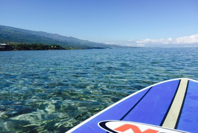 Sesión de paddle board en las aguas turquesas de la Isla de la Reunión 