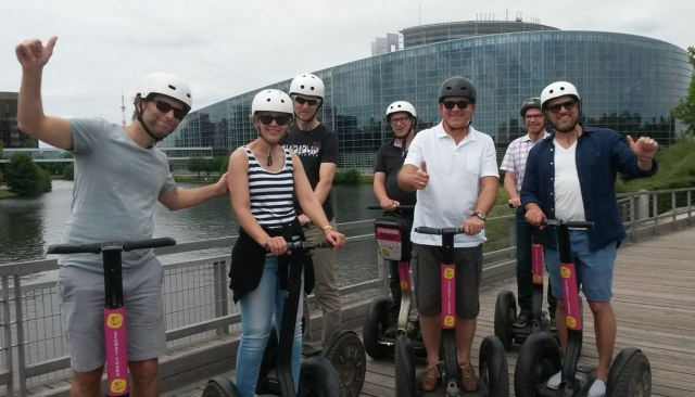 Camina por la orilla III duranle su paseo en segway 