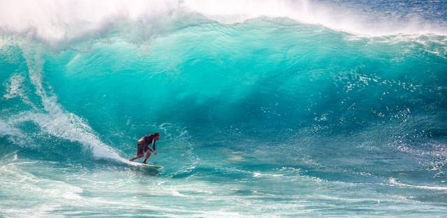 Surfea sobre olas impresionantes 