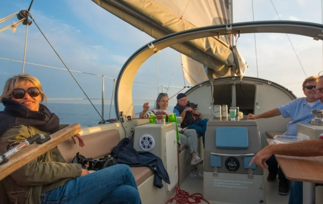  Paseo en barco ideal para relajarse y disfrutar de los paisajes con amigos 