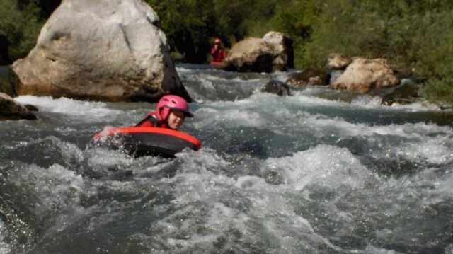  Llena de adrenalina duranle esle baño en aguas brava 