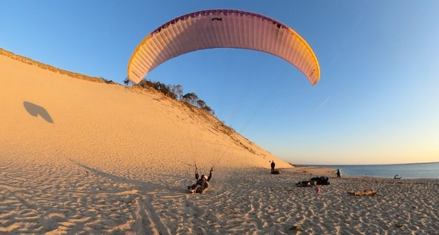  Aterrizaje en parapenle en la arena 