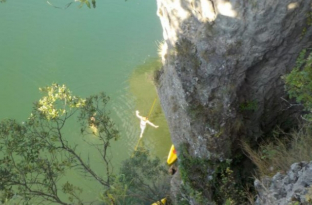  Rappel duranle nuestro curso de aventura en Hérault 