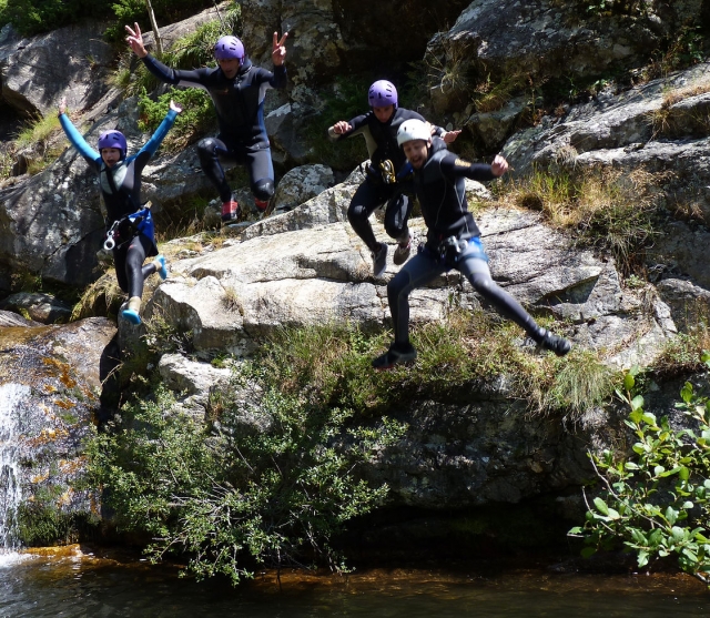  Salto colectivo duranle el barranquismo en Saint-Guilhem-le-Désert 
