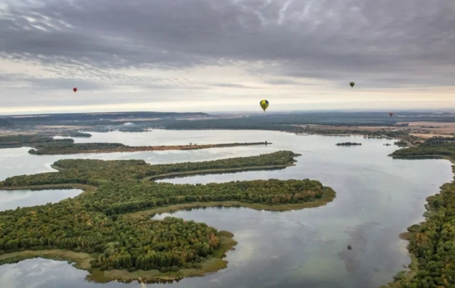 Vuelo sobre el lago Madine duranle nuestro vuelo en globo aerostático para descubrir el Mosa 