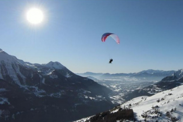 Vuelo sobre las montañas nevadas 