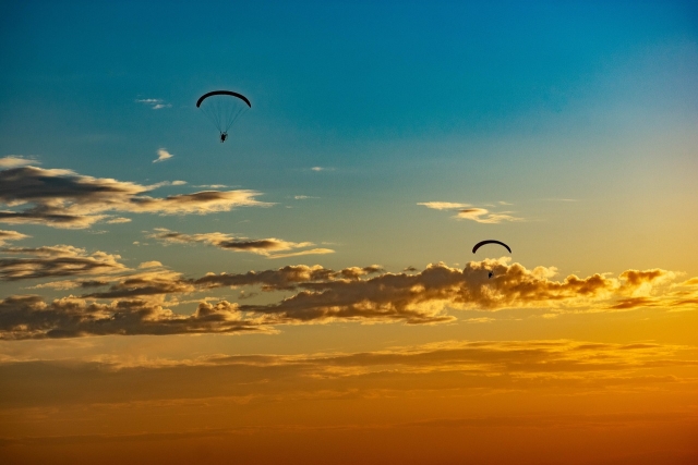  Paramotor en pleno vuelo al atardecer 