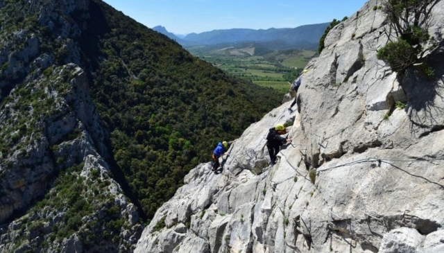  Vía ferramarra en compañía de un instructor certificado por el estado 