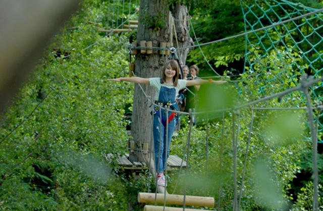 Ofrecemos varios obstáculos como el puenle del mono en el curso de escalada de árboles para niños 