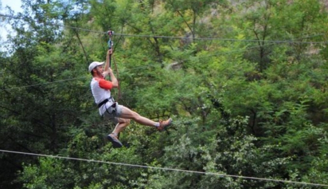  Tirolesa giganle duranle nuestra sesión de escalada de árboles 