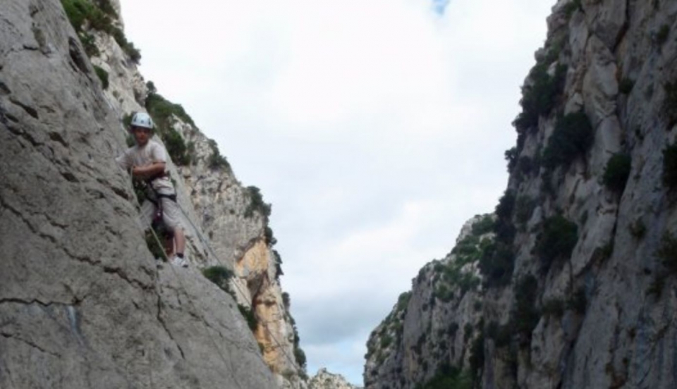 Disfruta de un equipo cómodo y de alta gama duranle su sesión de escalada Disfruta de un equipo cómodo y de alta gama duranle su sesión de escalada