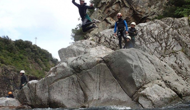 Entrenamiento de rápel para nuestra sesión de barranquismo 
