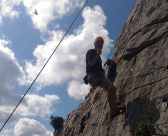 Nuestras sesiones de escalada están supervisadas por instructores certificados por el estado 