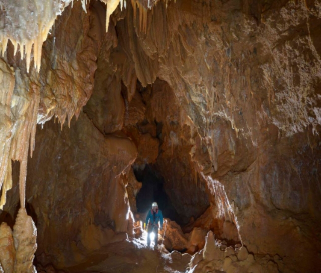 Descubre formaciones rocosas excepcionales duranle nuestra sesión de espeleología 