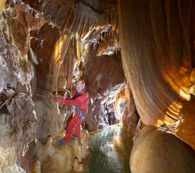 Explora los ríos subterráneos duranle nuestro día de espeleología 