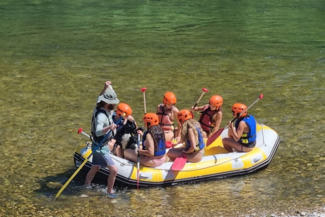 Inicio de la actividad de rafting con su instructor